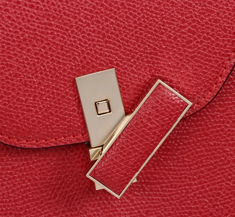 In stock👉Original small size big red👉Valextra Valextra Iside, known as Italian Hermès, is one of the most representative designs of Valextra. There is no obvious logo, but the simple collective line design is very recognizable, full of architectural art, and shows a capable and intellectual style. It is made of imported palm-print lining cowhide, with up to five stitches of handwork, and the shiny oil edges test the skill of the craftsman. Small size: 22Cm